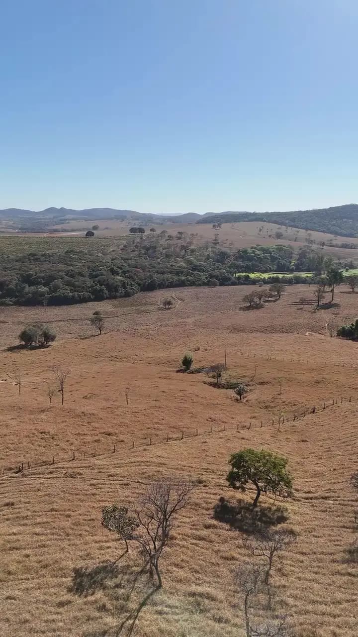 Vista aérea da extensão do terreno, com vegetação nativa e serra ao fundo
